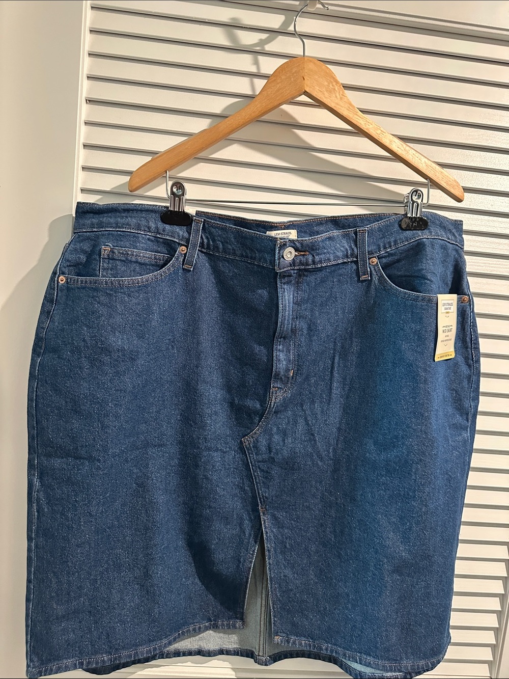 NWT Levi Strauss Signature Gold Quality Denim Skirt with Front Split. Size 22